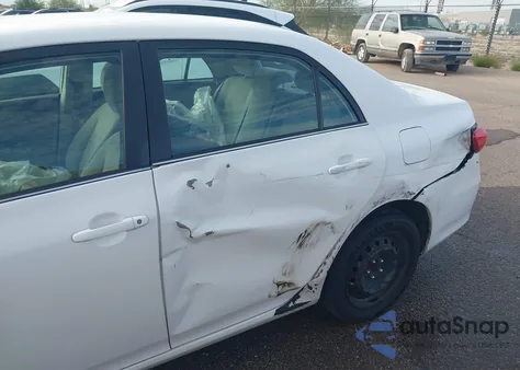 2013 Toyota Corolla Le z USA, uszkodzony, nr VIN 2T1BU4EE8DC013129